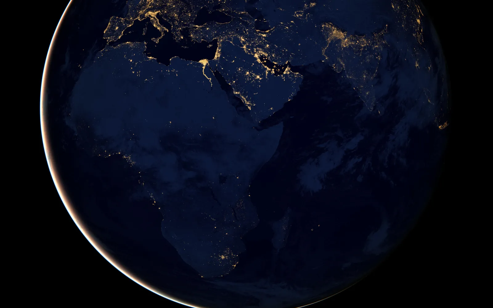 A Terra vista do espaço à noite, centrada em África, com as luzes das cidades do continente, do Mediterrâneo e do Médio Oriente